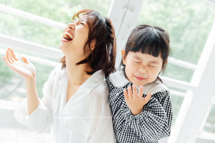 Kaka媽麻一家來拍家庭寫真，這張是媽媽與女兒的自然的互動，兩人的表情好有戲啊！