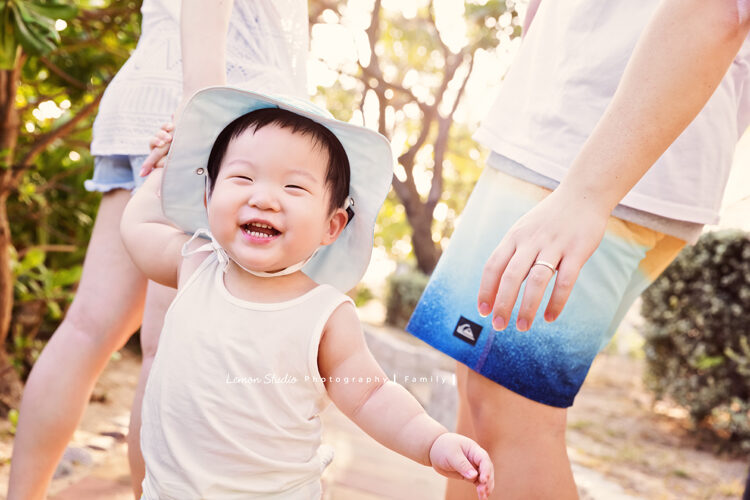 David爸拔一家第二次來拍照，這次在戶外拍照，這張是活潑的哥哥牽著爸拔媽麻的手！