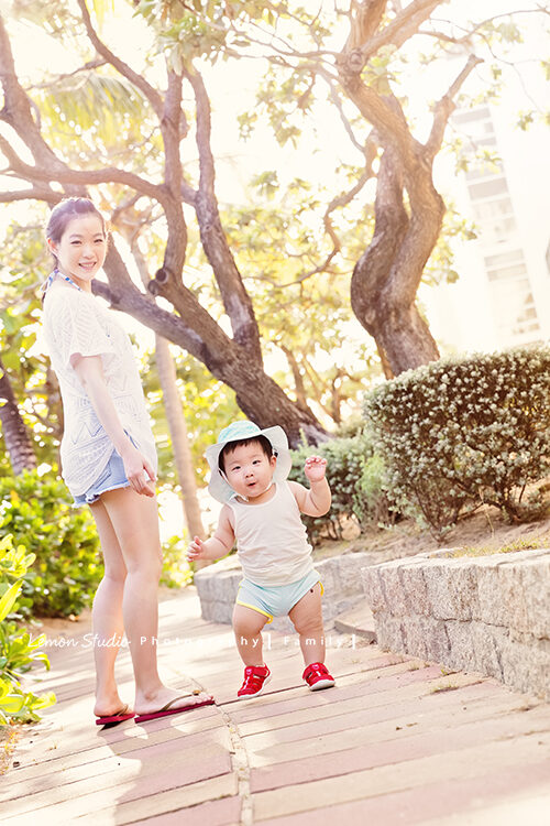 David爸拔一家第二次來拍照，這次在戶外拍照，這張是媽麻與哥哥的合照！