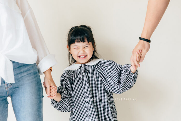 Kaka媽麻一家來拍家庭寫真，這張寶貝牽著爸拔媽麻的手笑容好燦爛！