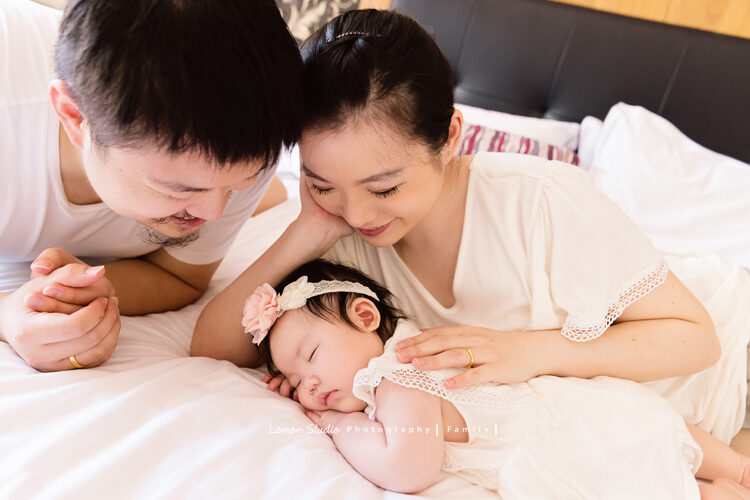 David爸拔一家第二次來拍照，這張爸拔媽麻看著乖乖睡的妹妹！