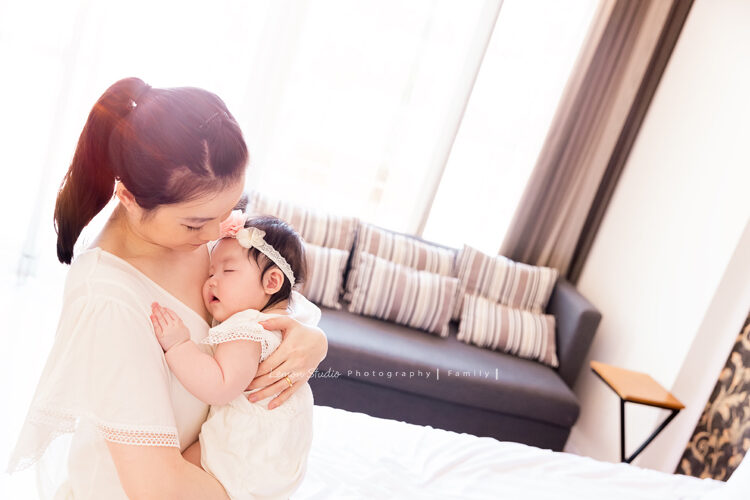 David爸拔一家第二次來拍照，這張妹妹熟睡躺在媽麻的懷裡！