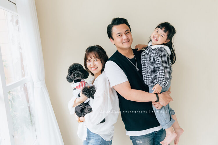 Kaka媽麻一家來拍家庭＆寵物寫真，這張是一家三口及寶貝狗狗的全家福！