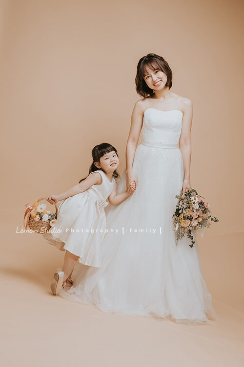 Kaka媽麻一家來拍家庭寫真，這張是穿上禮服的Kiki媽麻與女兒的合照，媽麻好美啊！