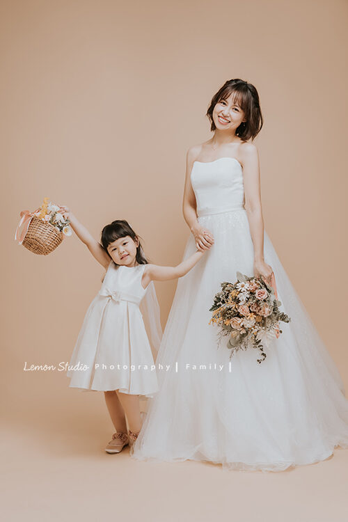 Kaka媽麻一家來拍家庭寫真，這張是穿上禮服的Kiki媽麻與女兒的合照，兩人都很開心！