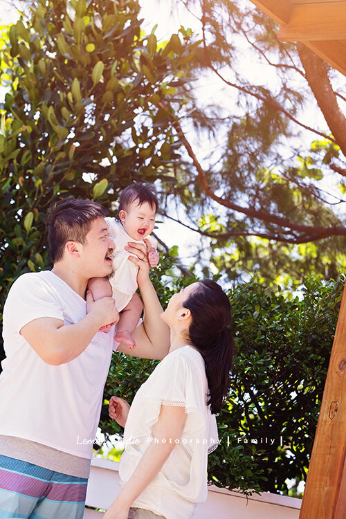 David爸拔一家來拍戶外家庭寫真，這張是爸拔媽麻與妹妹的自然互動！