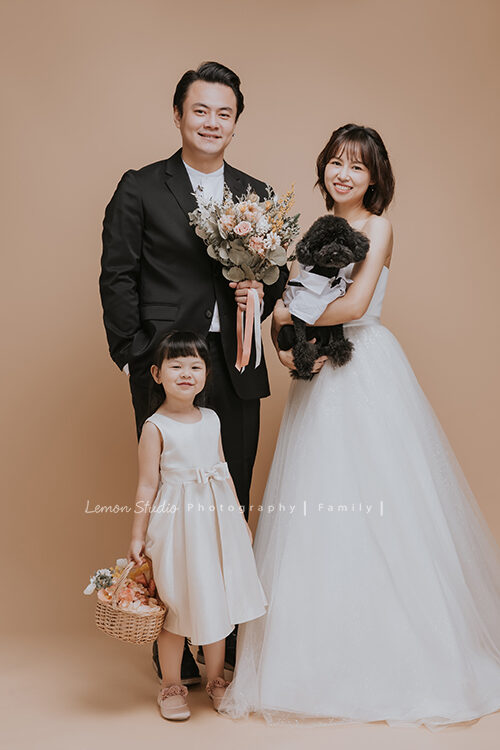 Kaka媽麻一家來拍家庭寫真，這張是穿上禮服的一家人加上狗狗寶貝的全家福