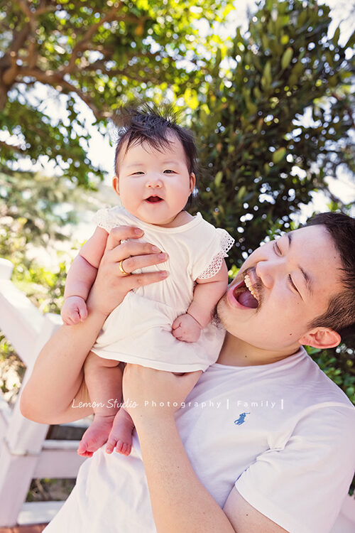 David爸拔一家來拍戶外家庭寫真，這張是爸拔與妹妹的合照！