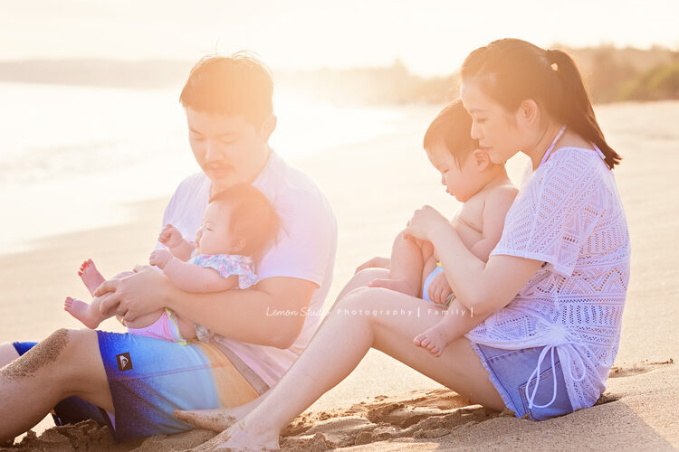 David爸拔一家第二次來拍戶外家庭寫真，這張一家人在海邊沙地上坐著！