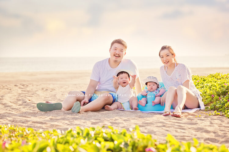David爸拔一家第二次來拍戶外家庭寫真，這張是一家人在海邊的全家福