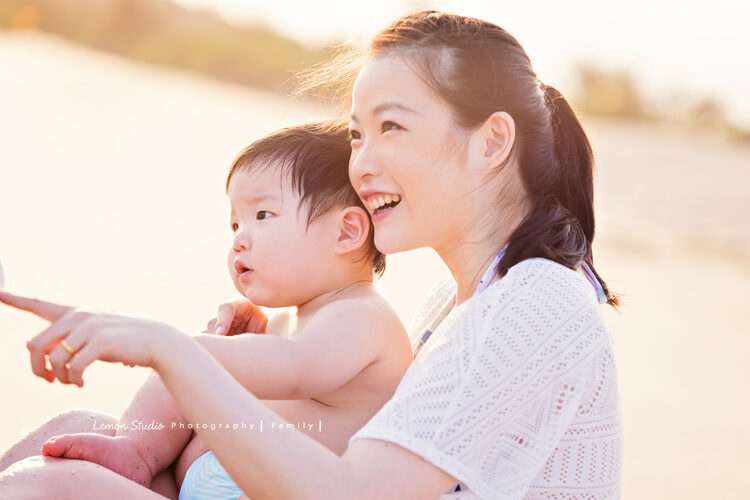 David爸拔一家第二次來拍戶外家庭寫真，這張媽麻抱著妹妹互動！