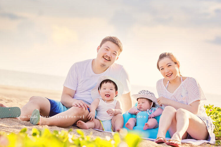 David爸拔一家第二次來拍戶外家庭寫真，這張是一家人在海邊的美好全家福