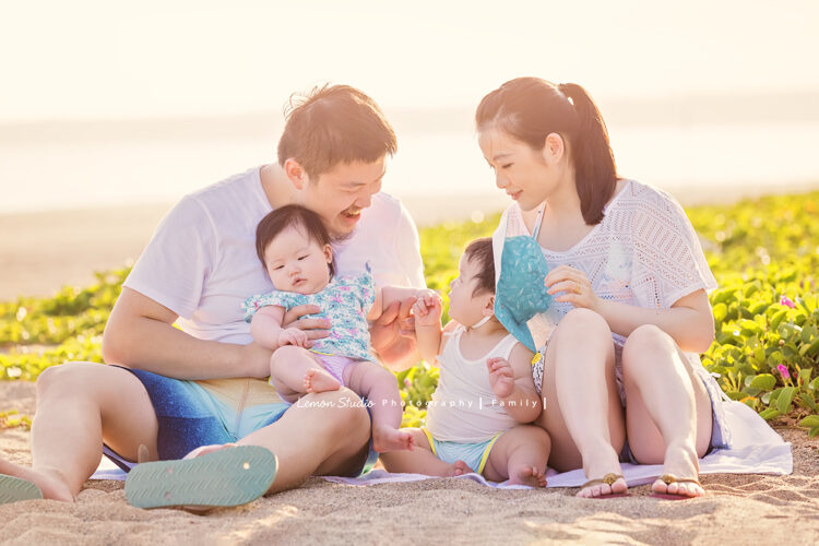 David爸拔一家第二次來拍戶外家庭寫真，這張是一家人在海邊的美好互動！