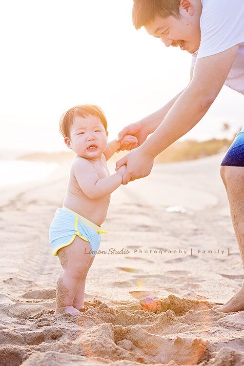 David爸拔一家第二次來拍戶外家庭寫真，這張爸拔牽著哭哭的哥哥！