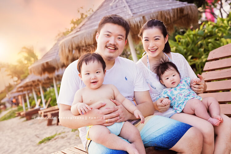 David爸拔一家第二次來拍戶外家庭寫真，這張是一家人坐在沙灘上的椅子上的全家福！哥哥表情超可愛！