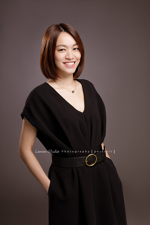 漂亮的Chloe媽麻來拍工作的專業形象照，這張Chloe站著手放在口袋裡拍照！