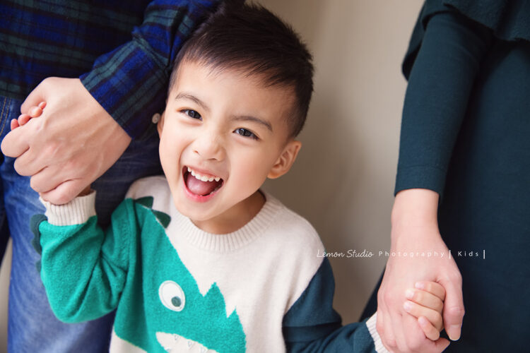 五歲的Kimi一家來拍照,這張是Kimi帥氣調皮的獨照!