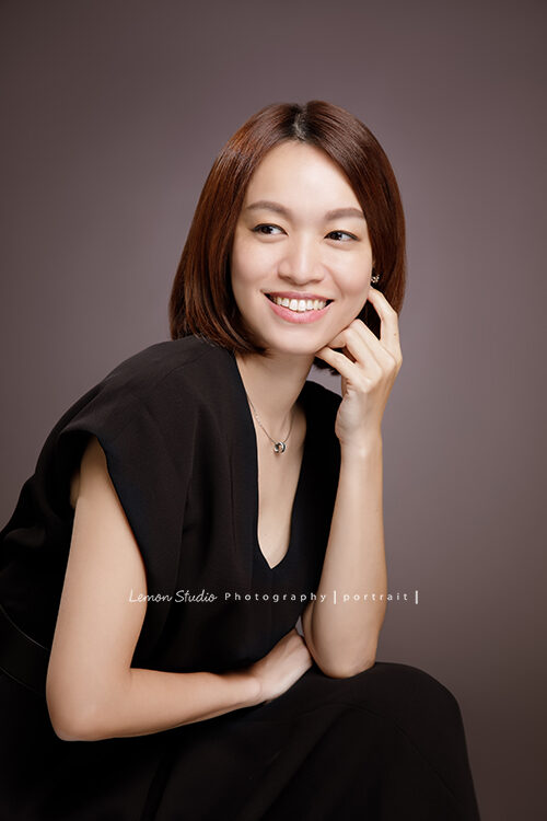 漂亮的Chloe媽麻來拍工作的專業形象照，這張Chloe沒有看鏡頭但很有味道！