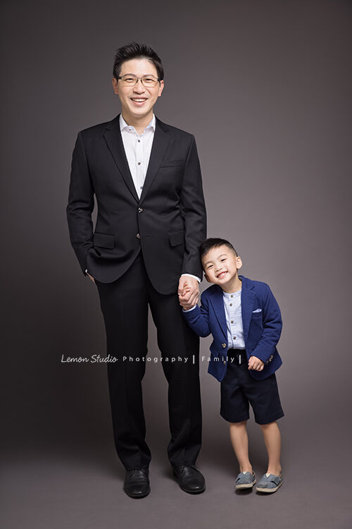 五歲的Kimi一家來拍照,這張是爸拔與Kimi的合照