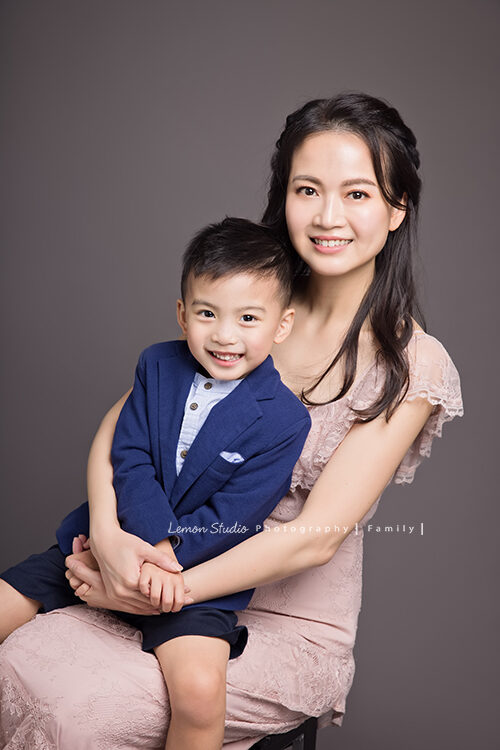 五歲的Kimi一家來拍照,這張是美麗的媽麻與Kimi的合照