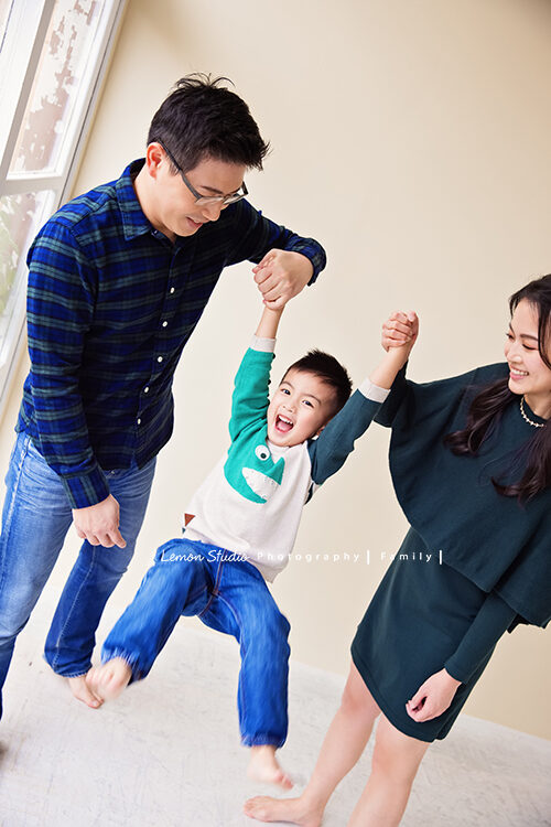 五歲的Kimi一家來拍照,這張爸拔媽麻跟好動的Kimi玩!