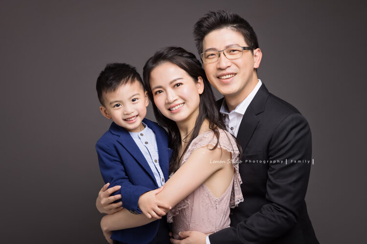 五歲的Kimi一家來拍照,這張是一家三口美好的全家福