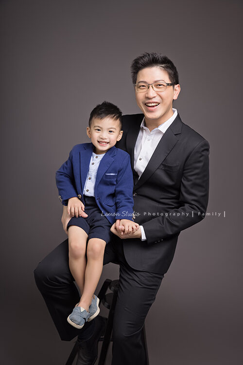 五歲的Kimi一家來拍照,這張是開心的爸拔及kimi