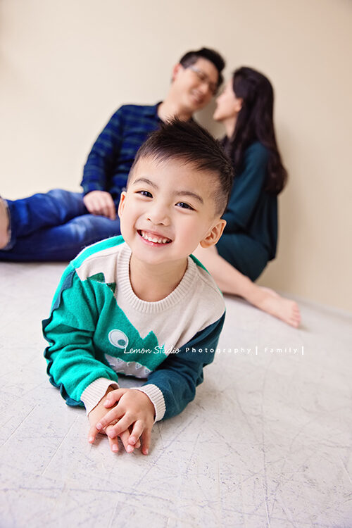 五歲的Kimi一家來拍照,這張Kimi在爸拔媽麻前面的獨照!