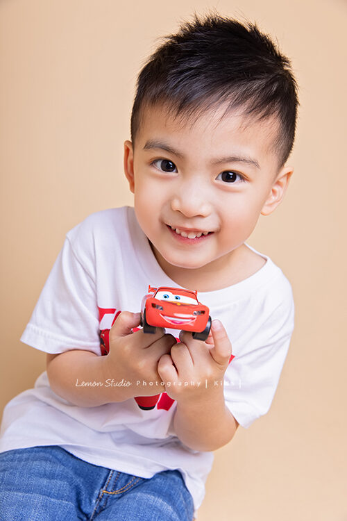 五歲的Kimi一家來拍照,這張kimi超有自信的獨照!