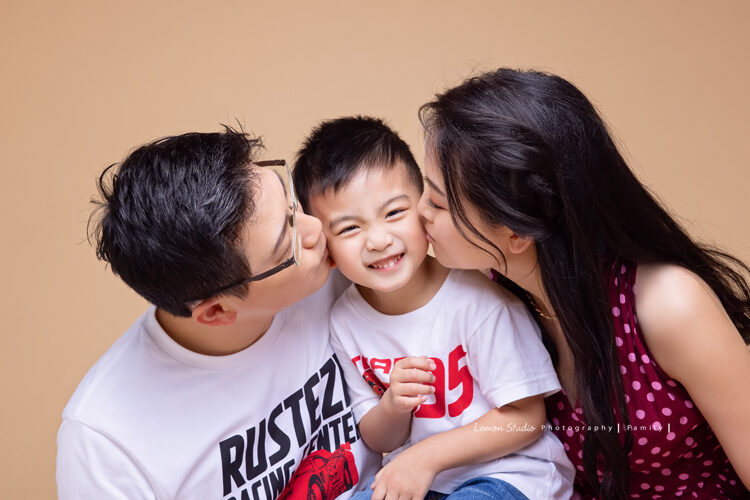 五歲的Kimi一家來拍照,這張爸拔媽麻親親kimi