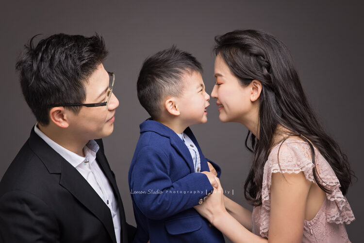 五歲的Kimi一家來拍照,這張一家人的互動好有趣!