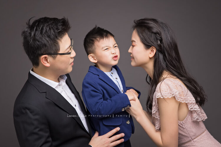 五歲的Kimi一家來拍照,這張一家人的互動好有趣!Kimi表情好有戲!
