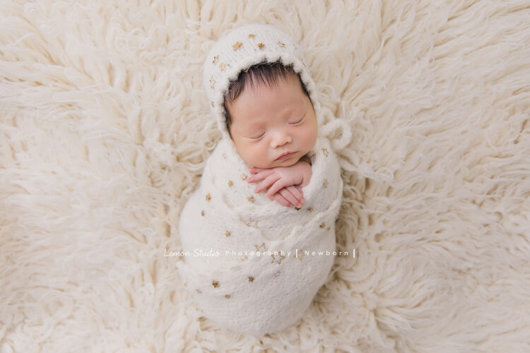 Emily媽麻一家來拍新生兒寫真，這張包起來的寶寶的手手好可愛！