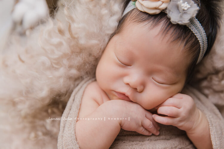 Emily媽麻一家來拍新生兒寫真，這張睡著的寶寶好美！