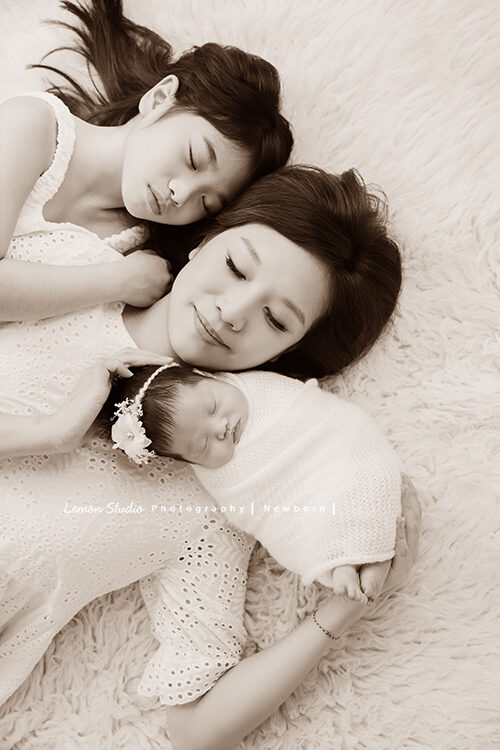 Emily媽麻一家來拍新生兒寫真，這張是媽麻及姊姊與寶寶的合照！