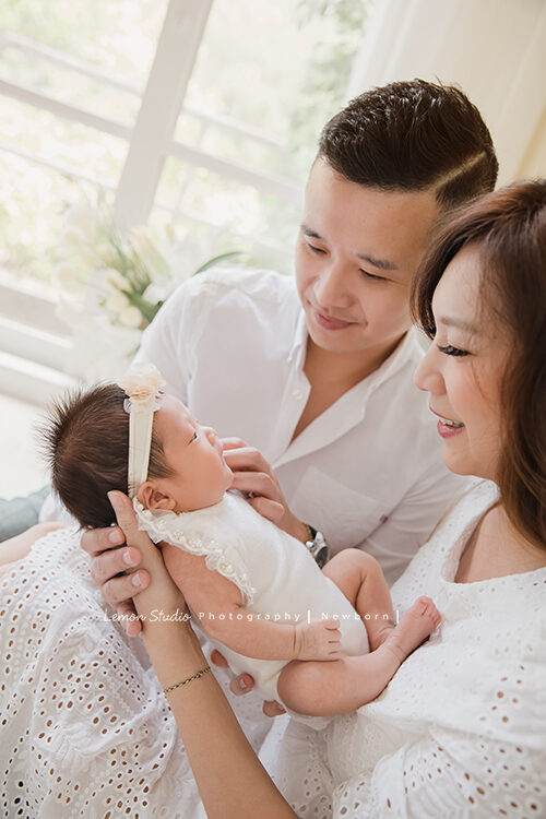 Emily媽麻一家來拍新生兒寫真，這張是媽麻爸拔抱著寶寶看著寶寶微笑！