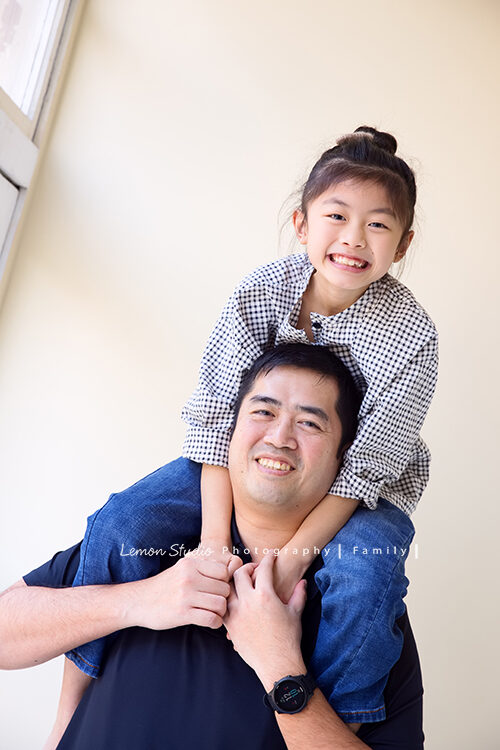 Swen媽麻一家第三次來拍照，這張妹妹坐在爸拔肩膀上，兩人笑得好開心！
