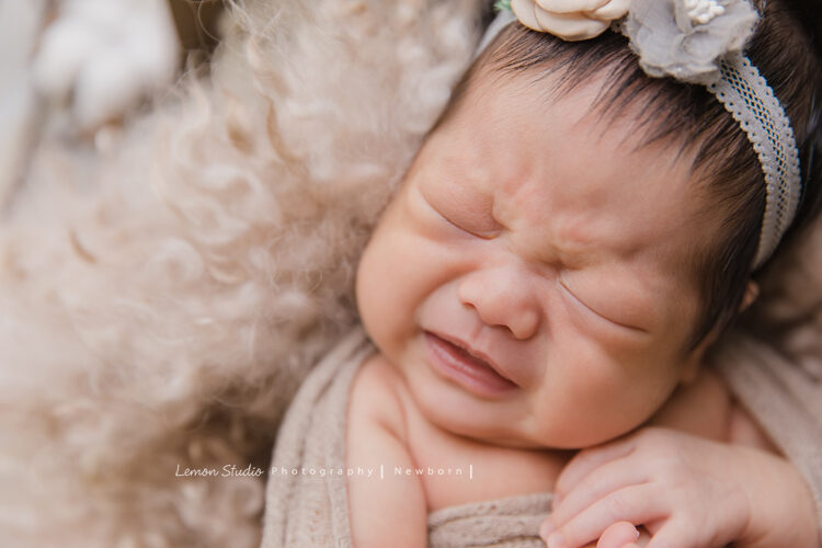 Emily媽麻一家來拍新生兒寫真，這張寶寶快要哭了！