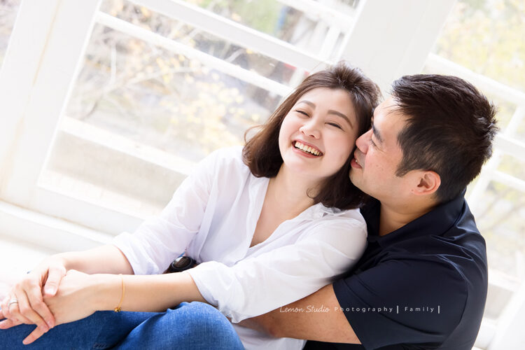 Swen媽麻一家第三次來拍照，這張是爸拔親媽麻的合照