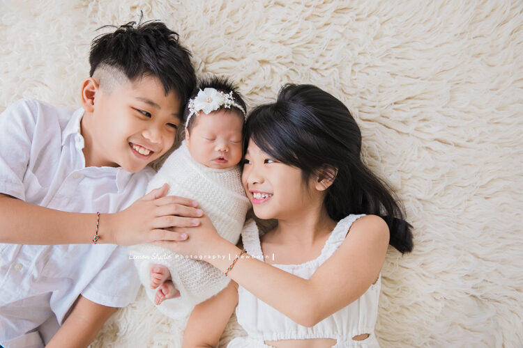 Emily媽麻一家來拍新生兒寫真，這張哥哥姊姊跟寶寶一起合照