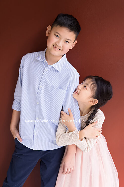 Swen媽麻一家第三次來拍照，這張是兄妹倆的合照