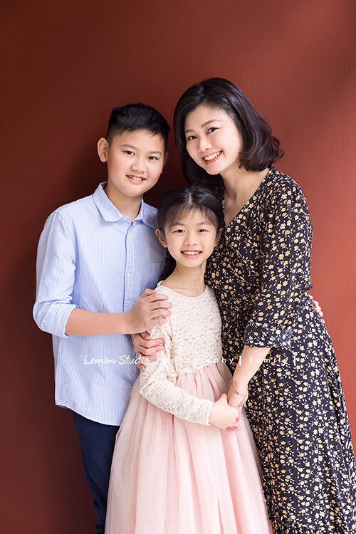 Swen媽麻一家第三次來拍照，這張是媽麻與兄妹倆