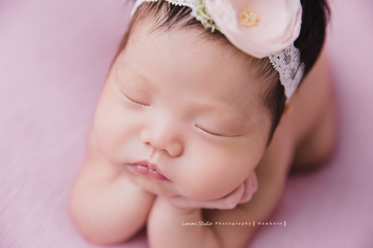 Emily媽麻一家來拍新生兒寫真，這張寶寶托著頭睡好可愛！