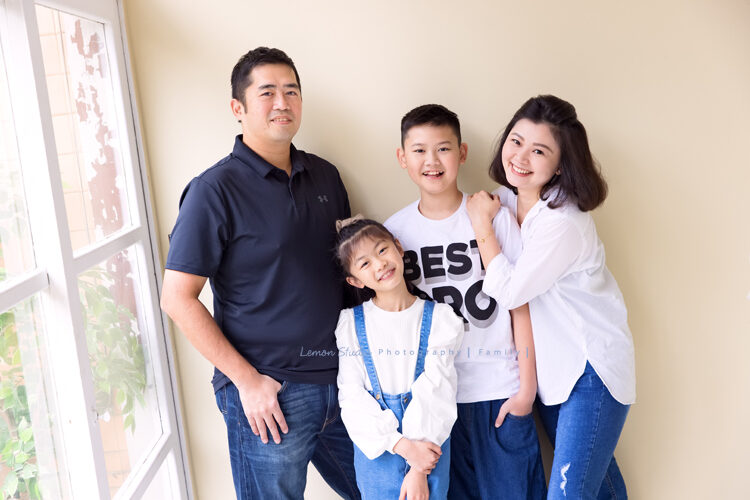 Swen媽麻一家第三次來拍照，這張是一家四口很清新自然的合照！