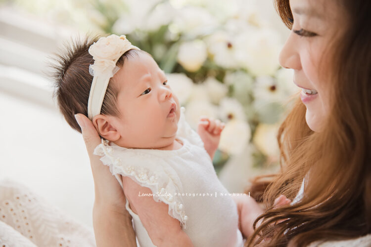 Emily媽麻一家來拍新生兒寫真，這張漂亮的媽麻看著醒來的寶寶！
