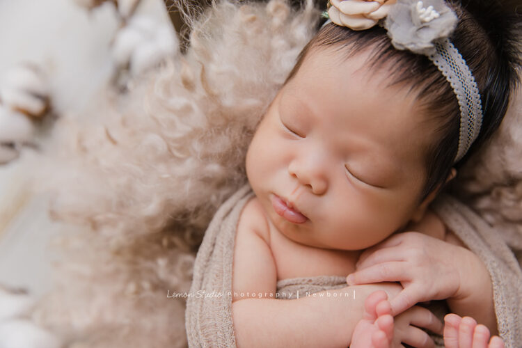 Emily媽麻一家來拍新生兒寫真，這張寶寶睡得好安詳
