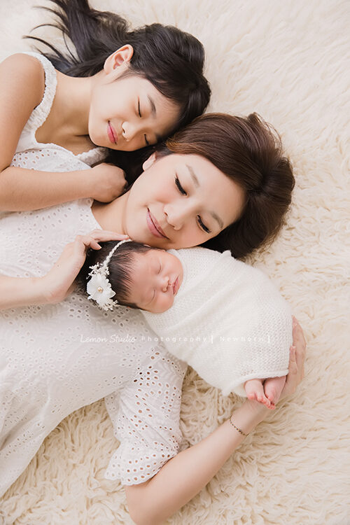 Emily媽麻一家來拍新生兒寫真，這張是媽麻、姊姊與寶寶的合照！