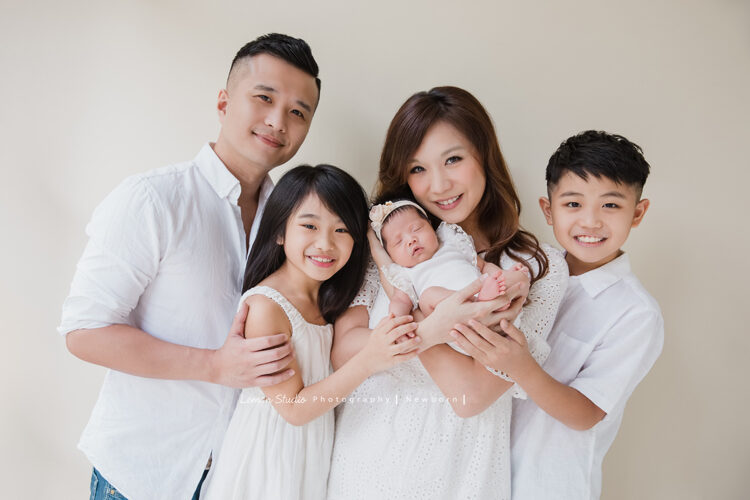 Emily媽麻一家來拍新生兒寫真，這張是一家五口的第一張美好全家福！