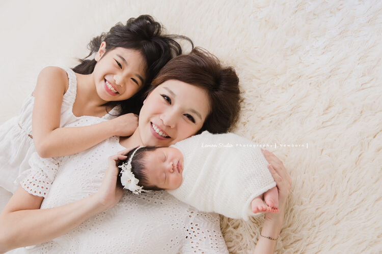 Emily媽麻一家來拍新生兒寫真，這張是媽麻、姊姊與寶寶的合照！媽麻姊姊有了我好開心啊！