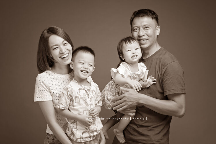 靜怡媽麻一家來拍寶寶週歲照，這張一家人的互動好自然！